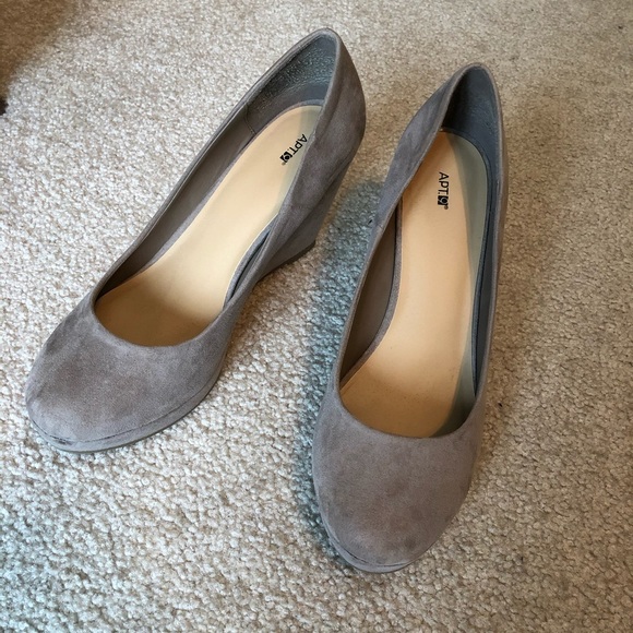 Women’s Size 8 Taupe Suede Wedges - Picture 8 of 10